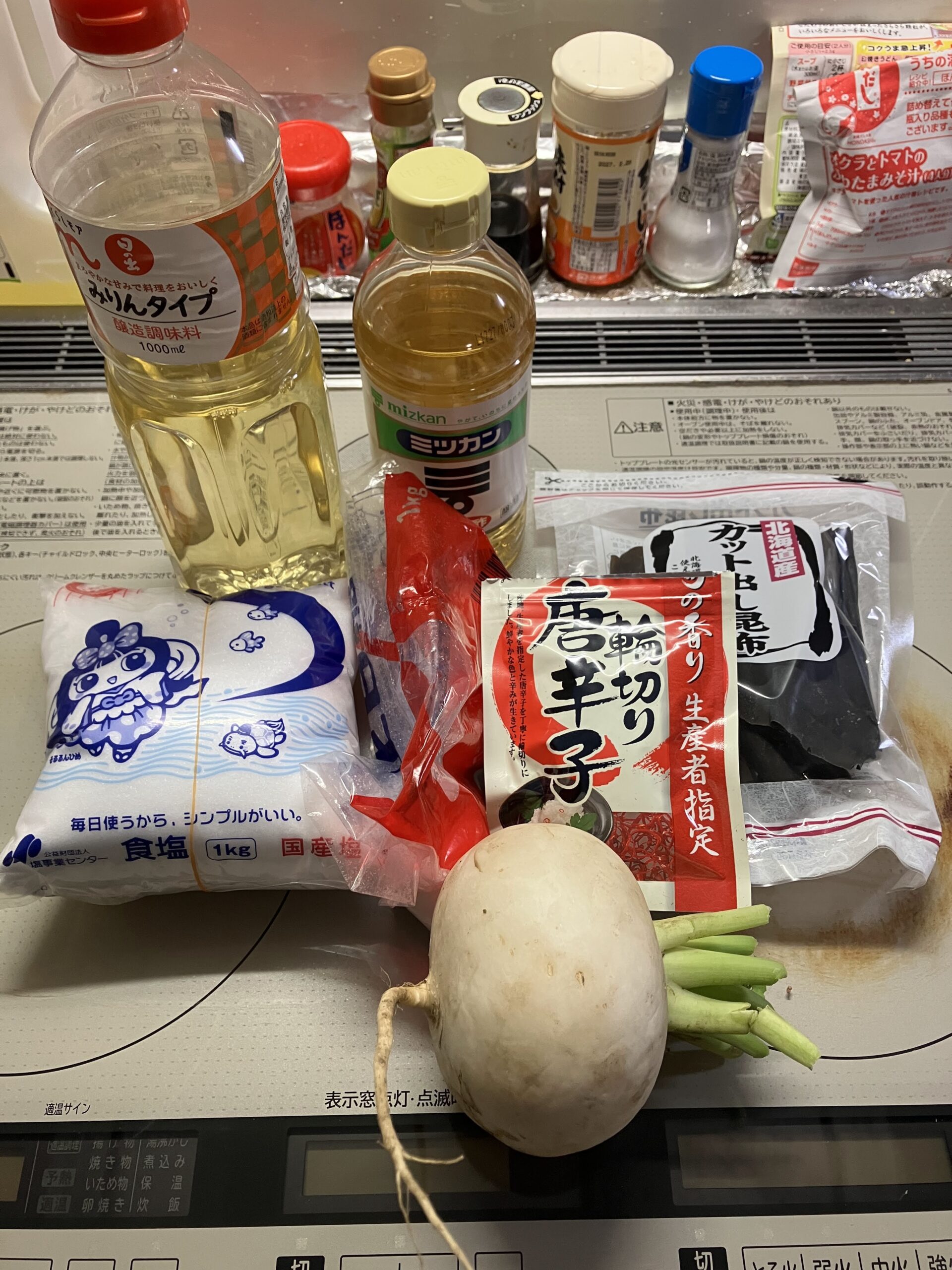 京都老舗風千枚漬けの材料一覧（カブ・塩・砂糖・酢・みりん・昆布・鷹の爪）
