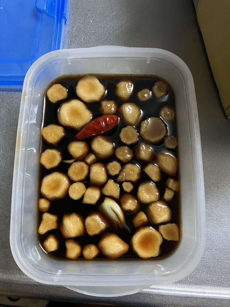 完成した間引きカブの甘辛醤油漬け(甘辛ダレが染み込んだ仕上がり)