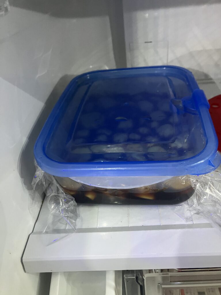 甘辛醤油漬けにした間引きカブを冷蔵庫で寝かせている様子