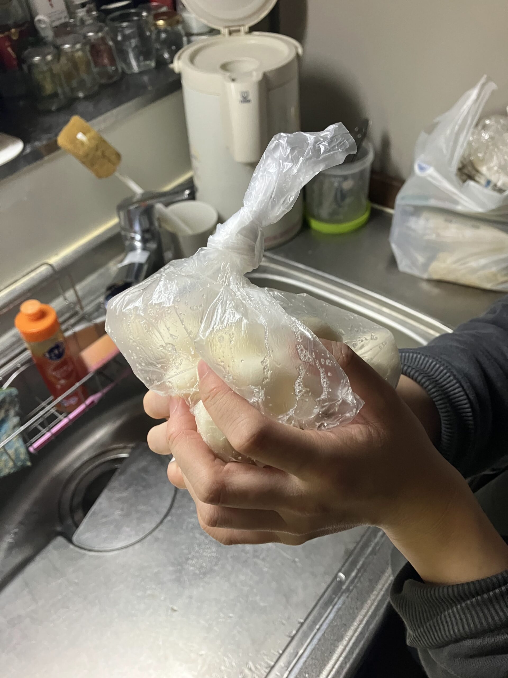間引きカブを塩揉みして水分を出している様子