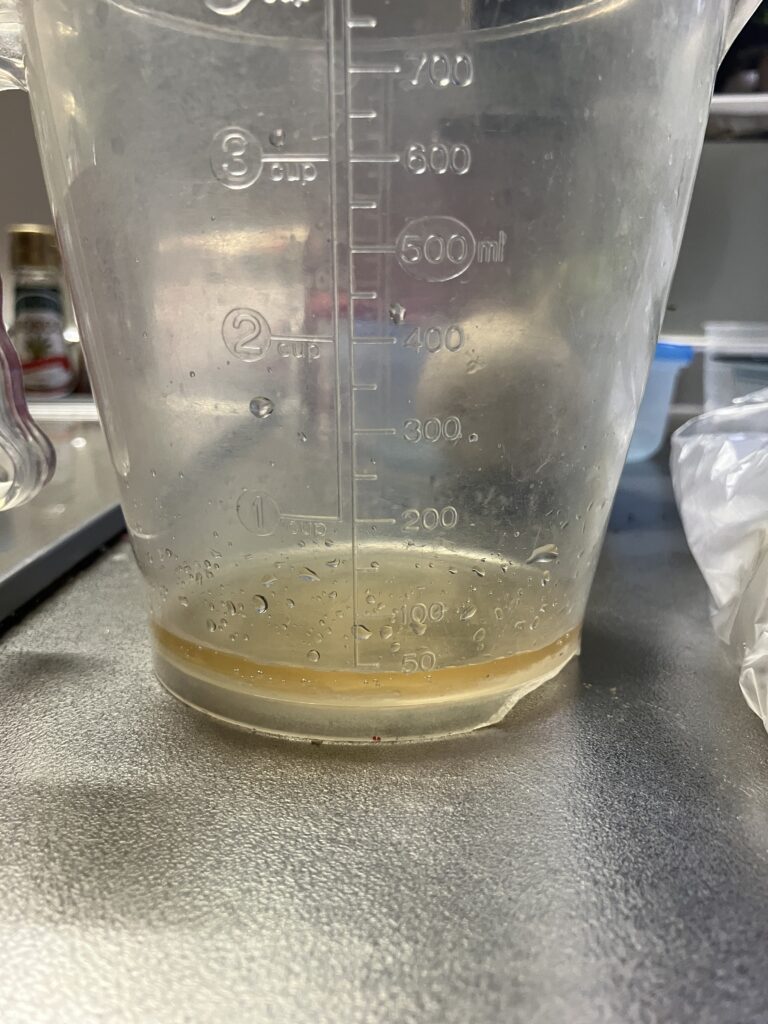 ヘルシーたくあん用に米酢50mlを計量カップで量っている写真
