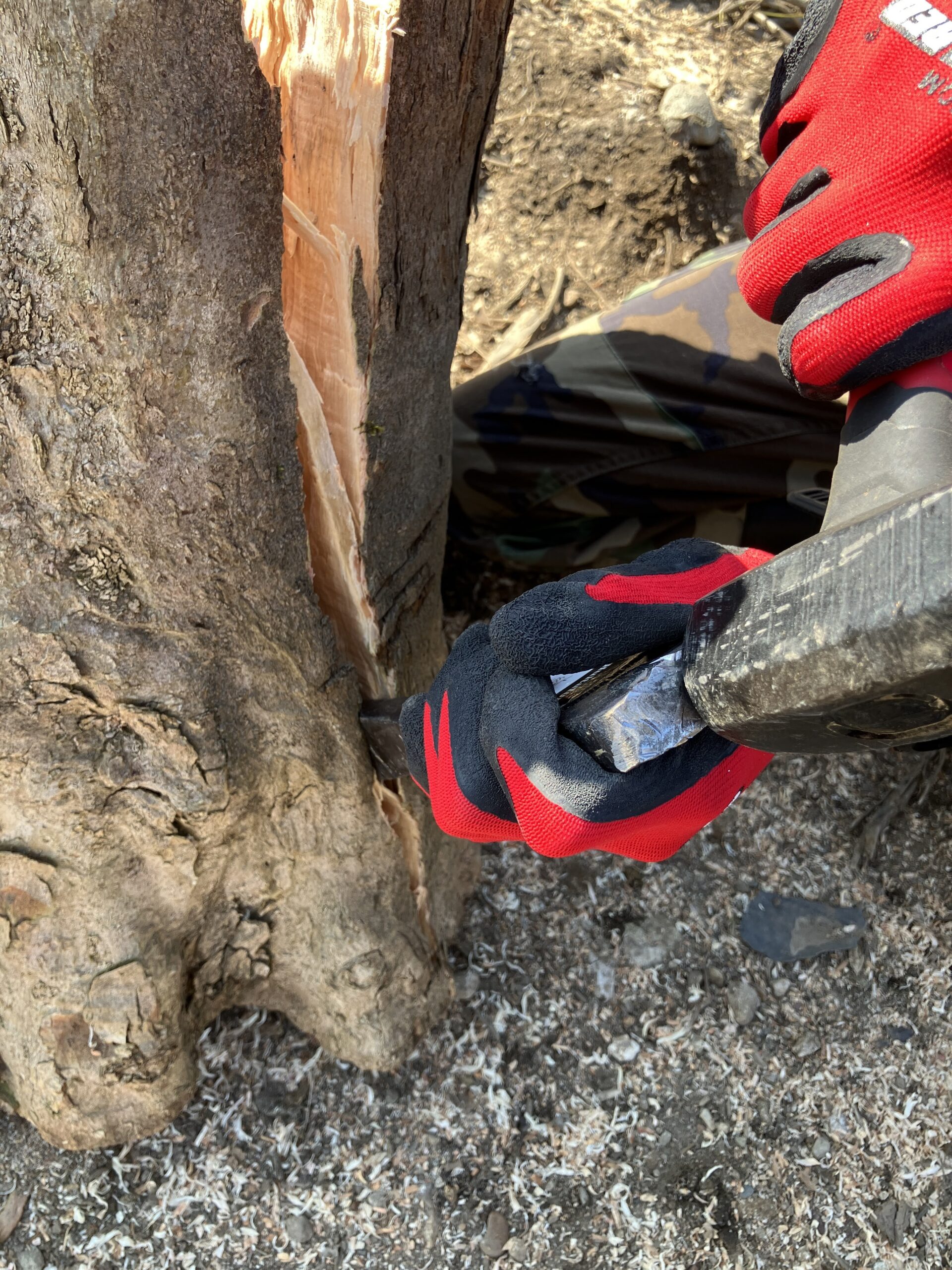広がった割れ目にクサビを追加してさらに割っている様子