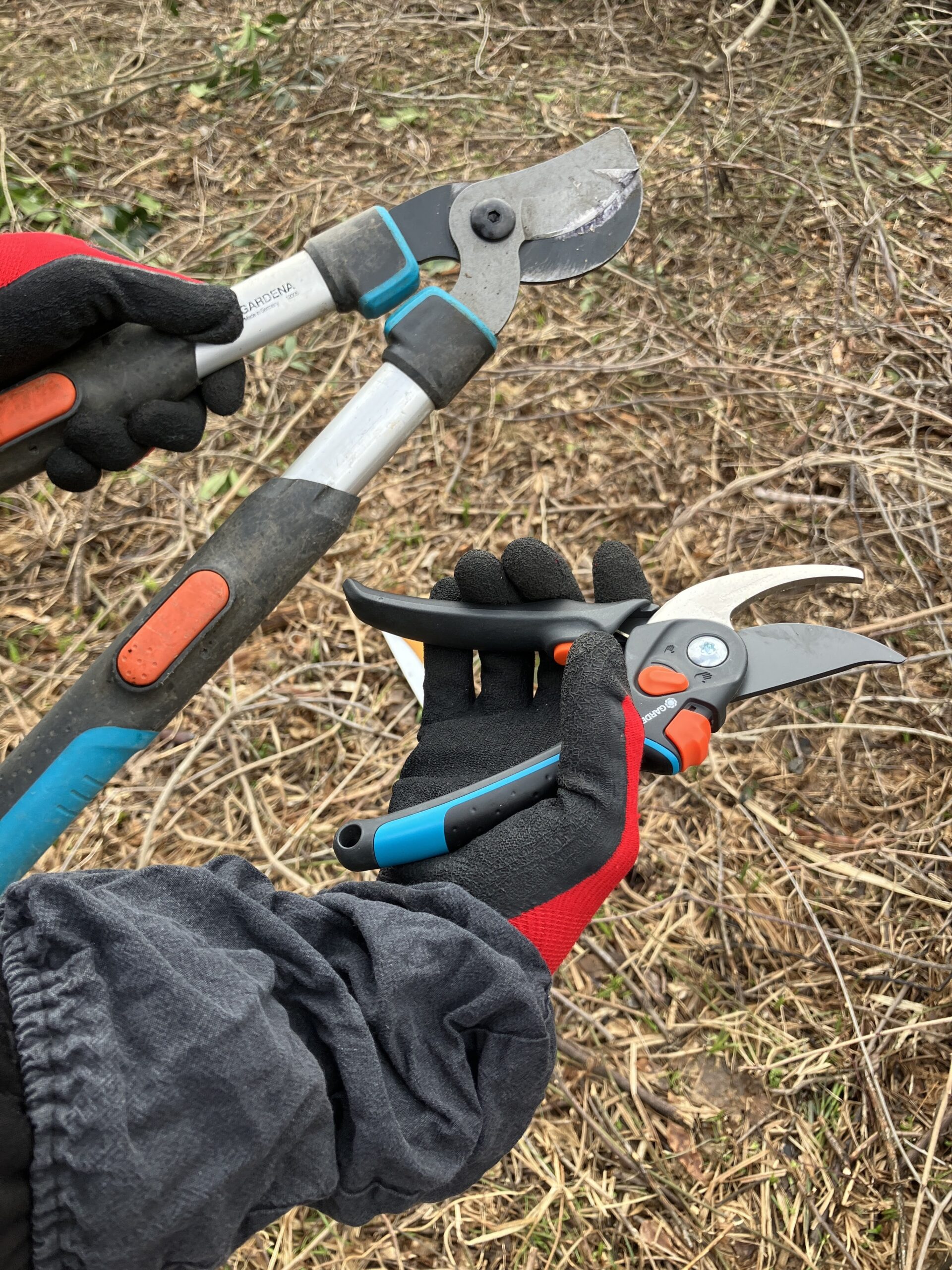 ガルデナ製の剪定バサミと枝切りバサミ