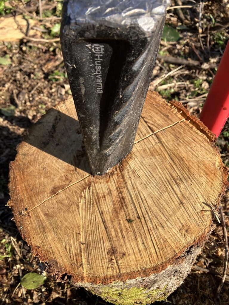 スレッジハンマーでねじりクサビを打ち込む作業