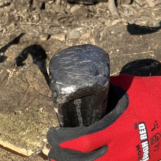 ハンマーが当てやすい広いヘッドのねじりクサビ