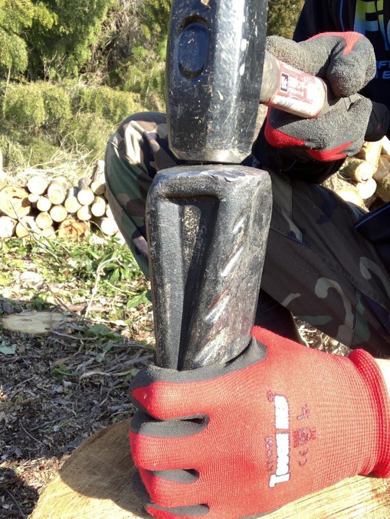 丸太にねじりクサビを仮打ちしている様子