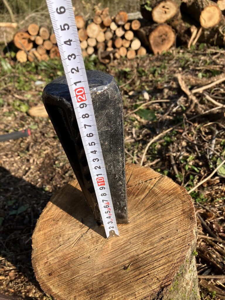 長さ20cmのハスクバーナねじりクサビのサイズ感