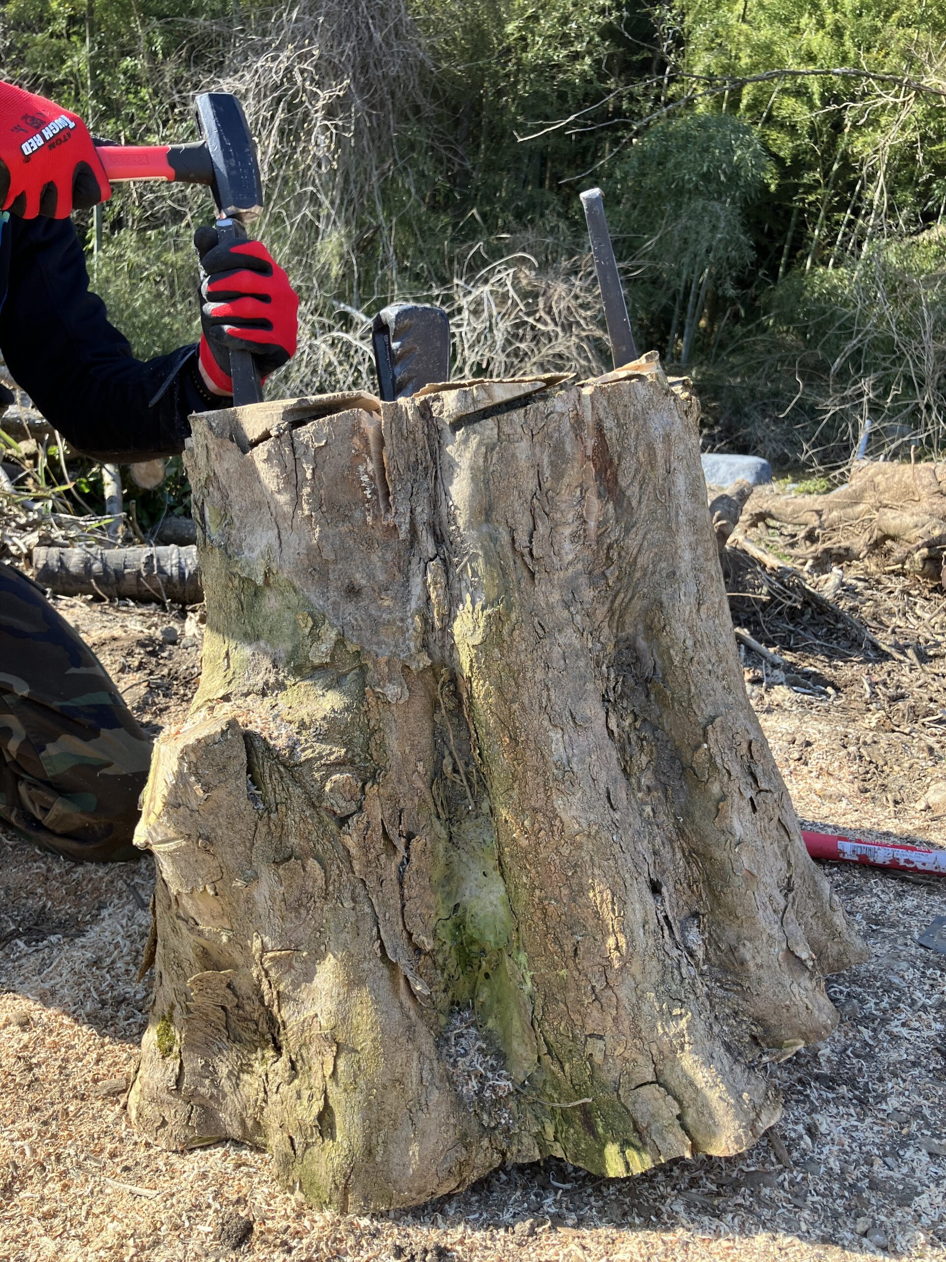 割れ目にストレートクサビを打ち込んで広げている様子