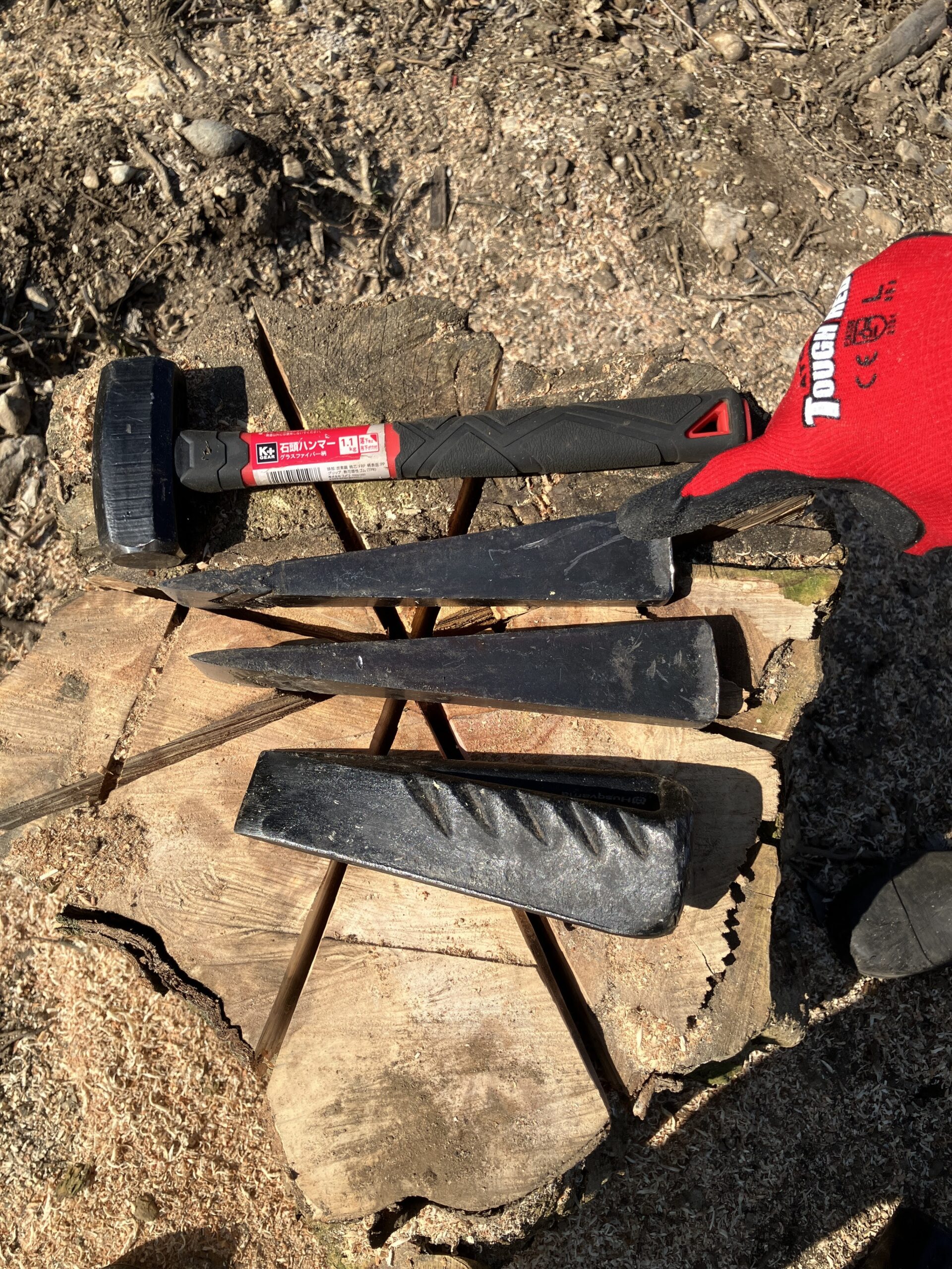 丸太割りに使用するクサビとスレッジハンマーの道具一式