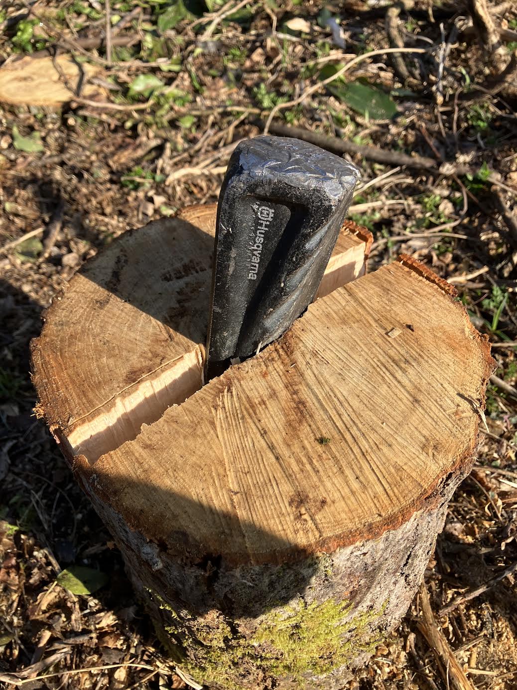 ハスクバーナのねじりクサビが丸太に食い込み割れ目を作っている様子