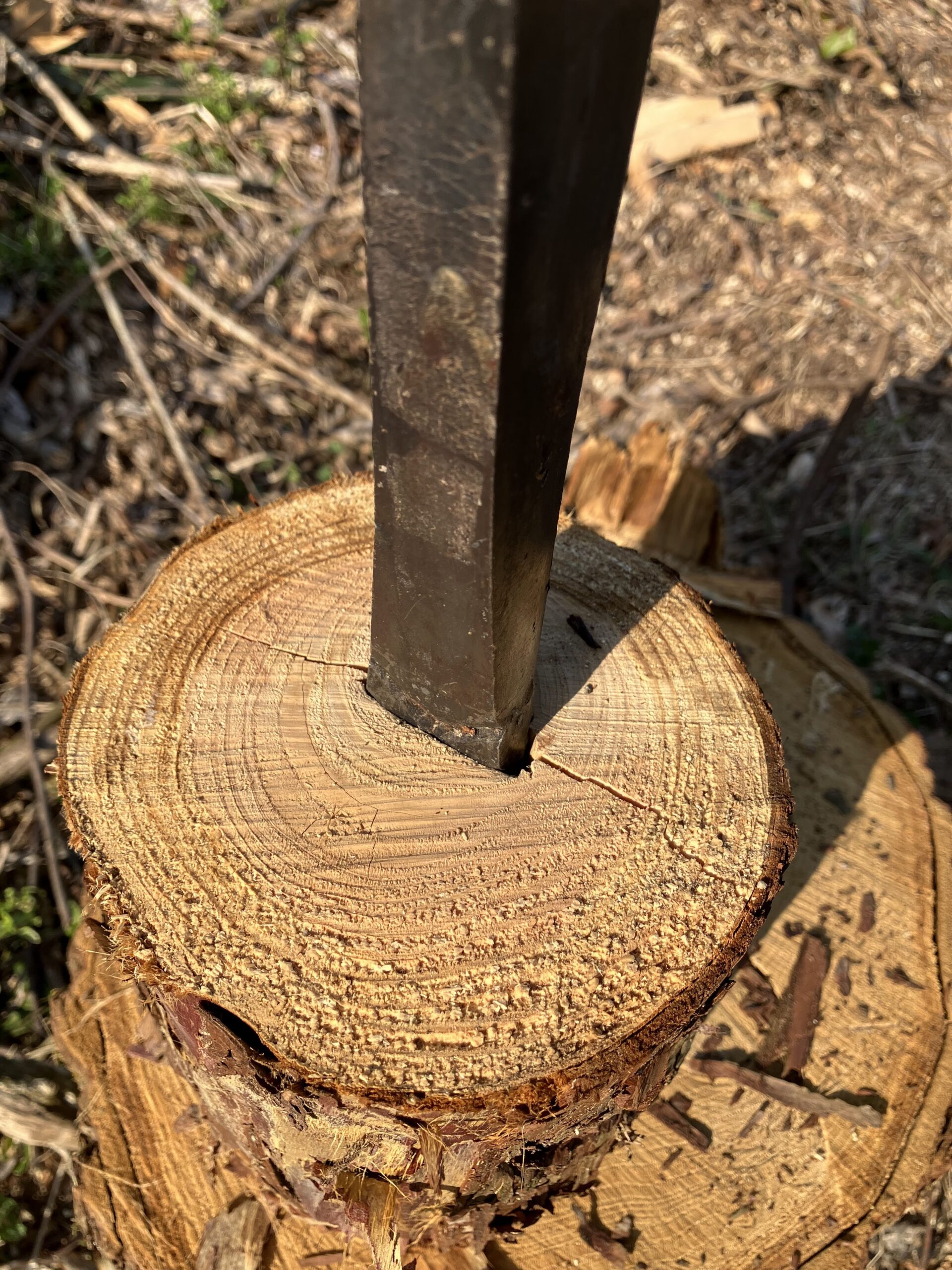 クサビを打ち込んで丸太に割れ目が入った状態