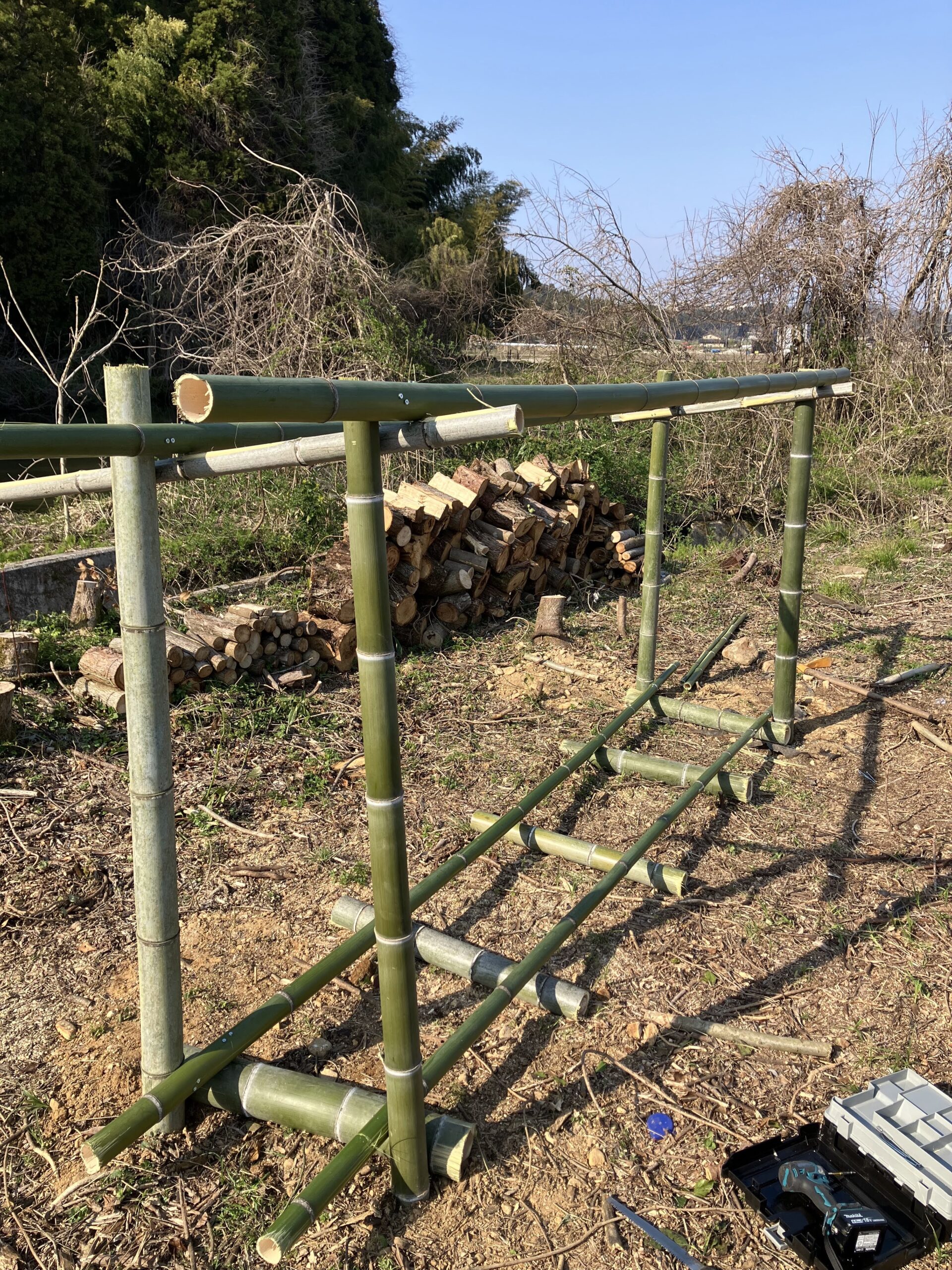 屋根の骨組みを支柱に固定し終えた状態