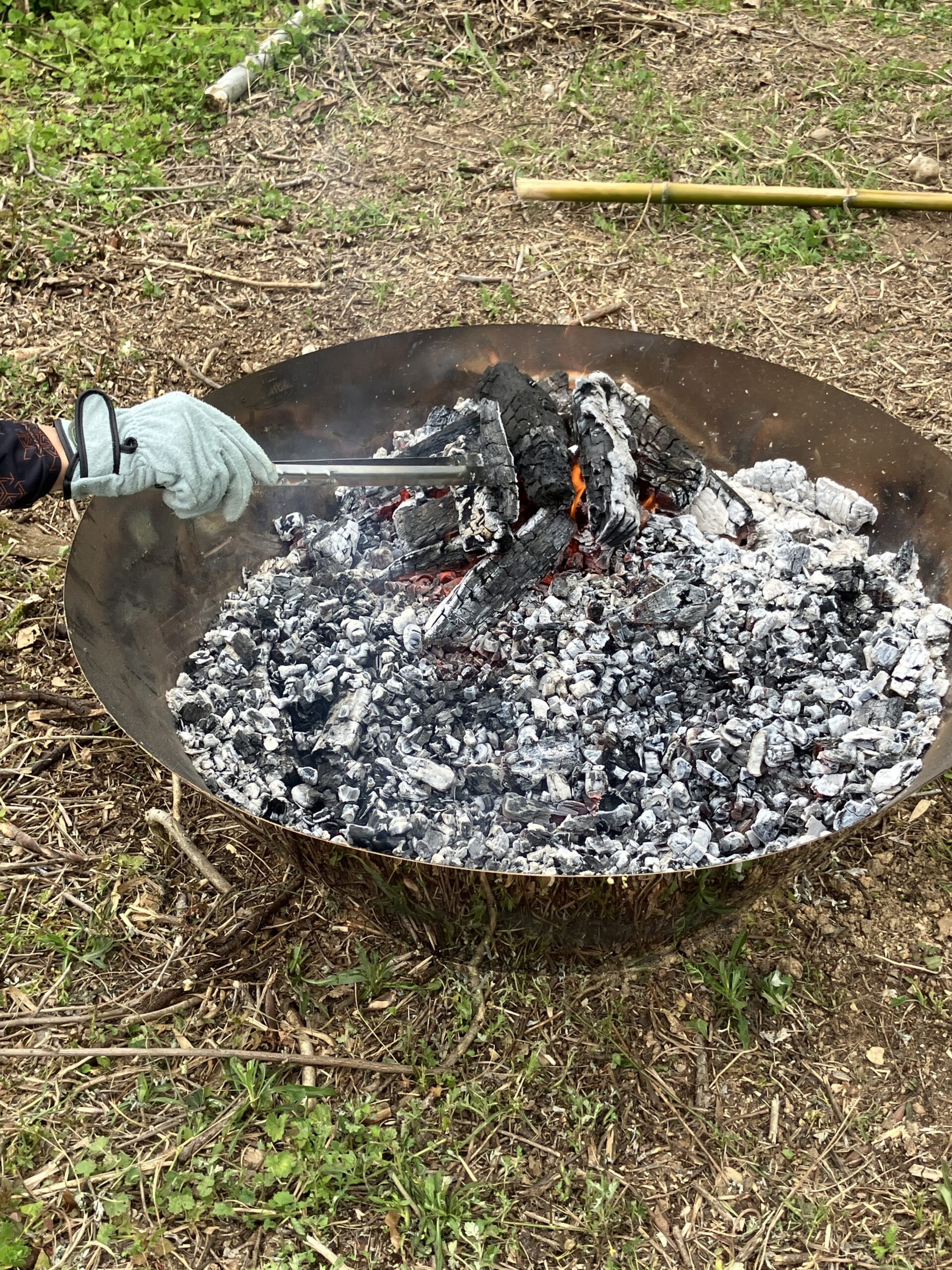 無煙炭化器で炭化が進んだ伐採木