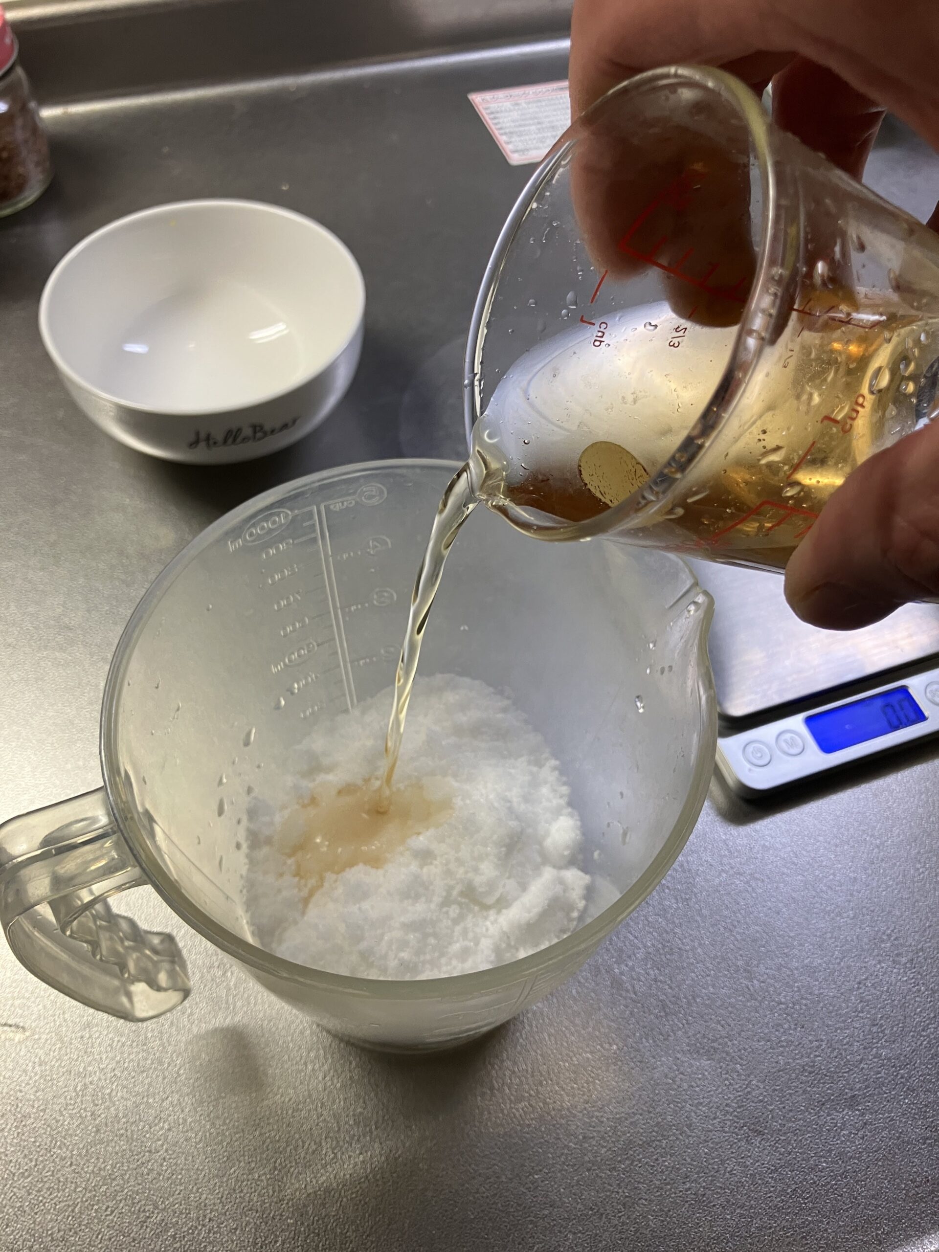 焼酎 酢 砂糖を混ぜて誘引液を作っている様子