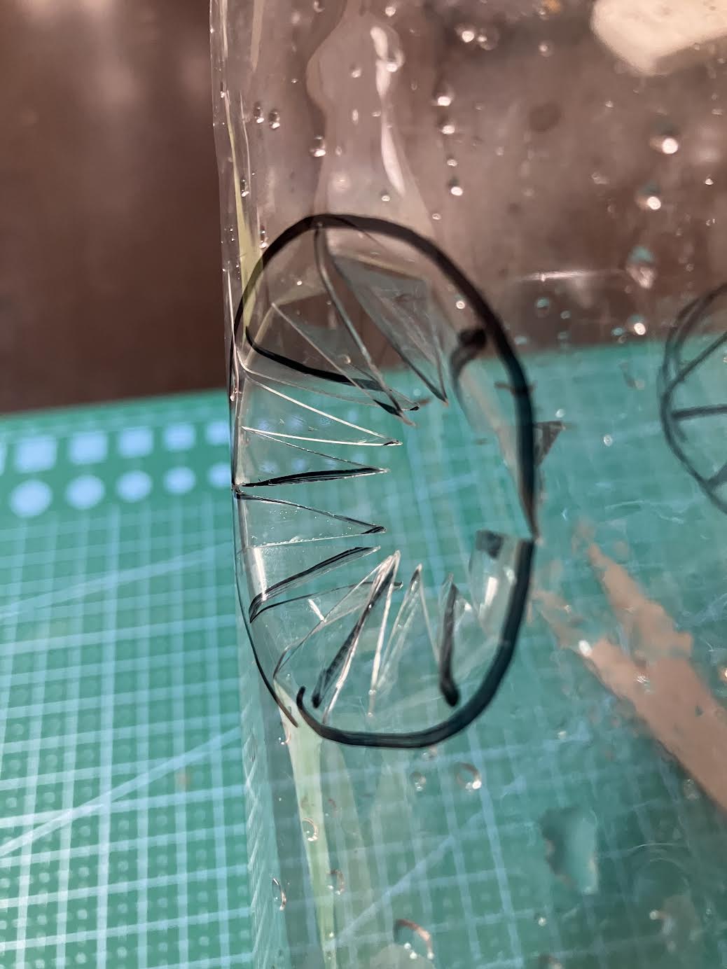 ペットボトル内部に返し構造を作っている様子