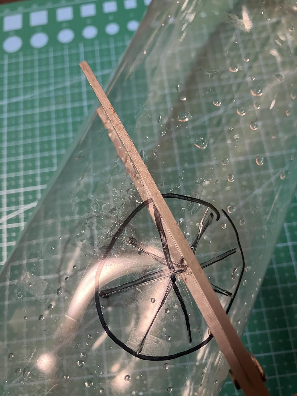 ハサミで誘引口を加工している様子
