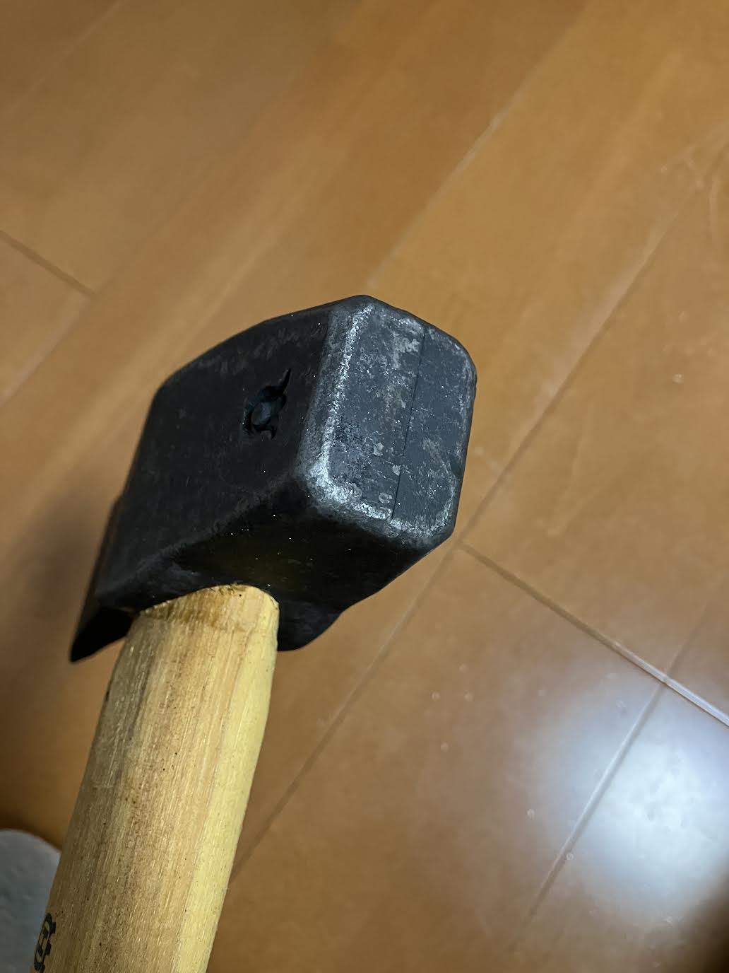 クサビ打ち用薪割り斧のハンマーで叩ける打撃面