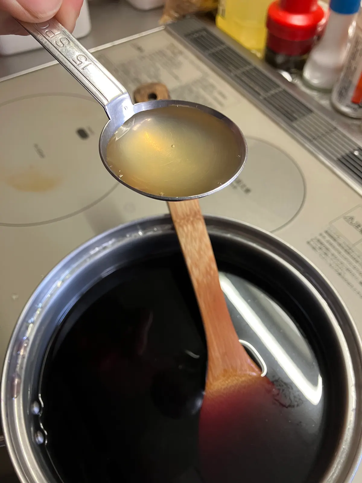 赤シソの煮汁にレモン汁を加えている様子