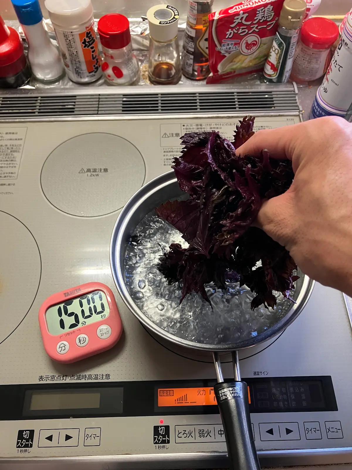 沸騰した鍋に赤シソを入れて煮ている様子
