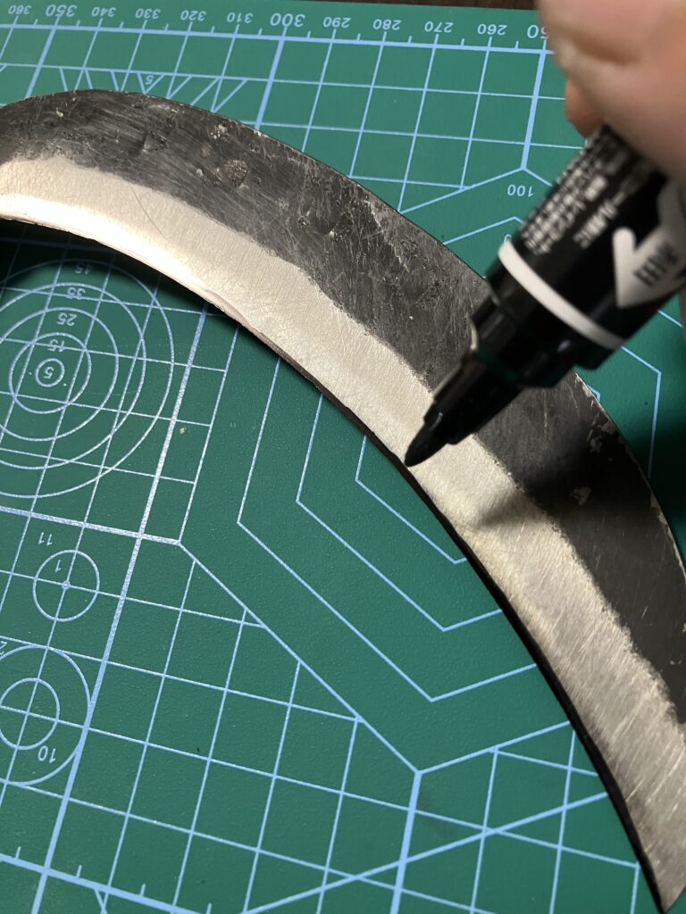油性マジックで研ぐ場所に印を付けた草刈り鎌