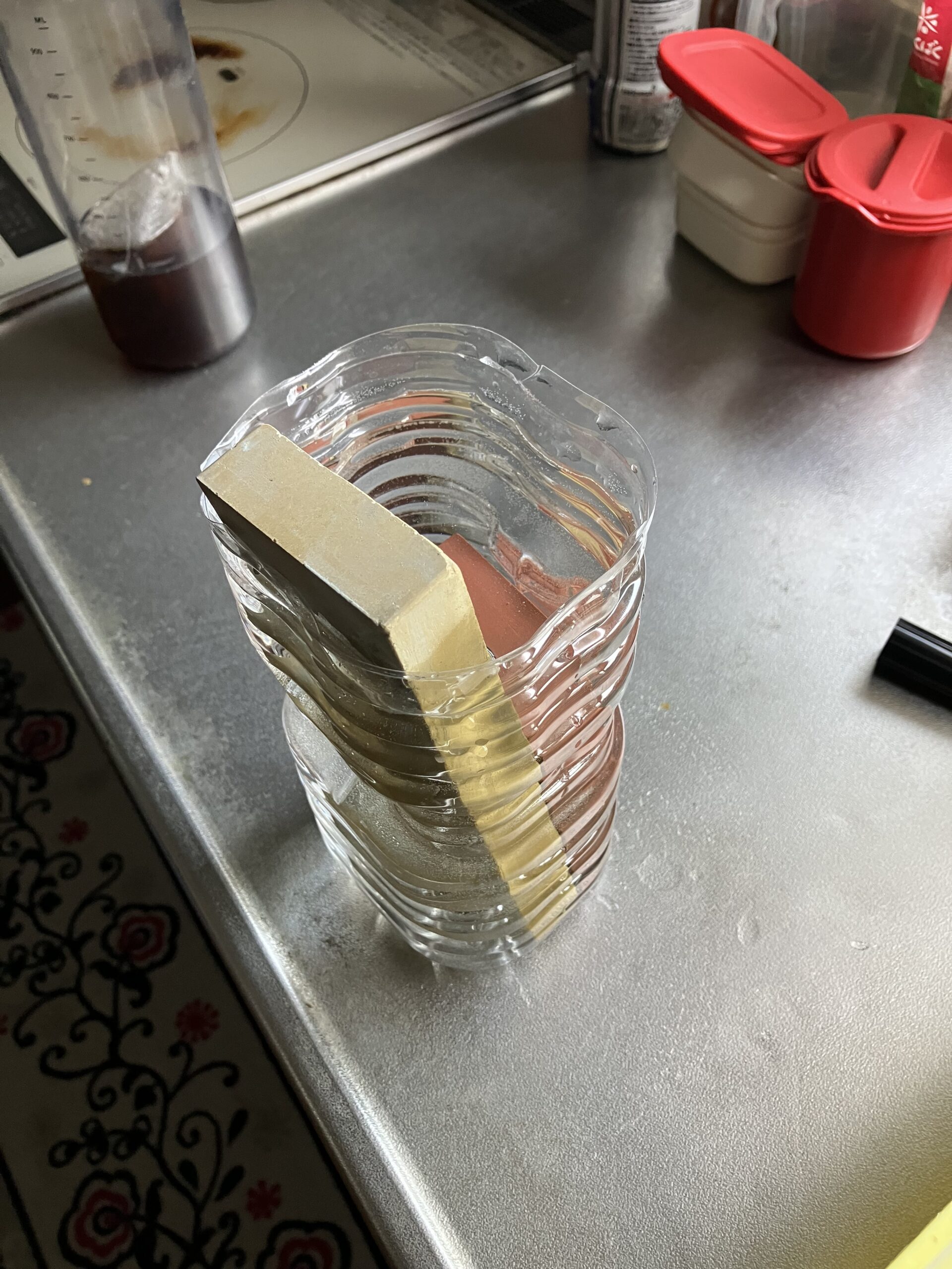 水に浸して砥石に水を吸わせている様子