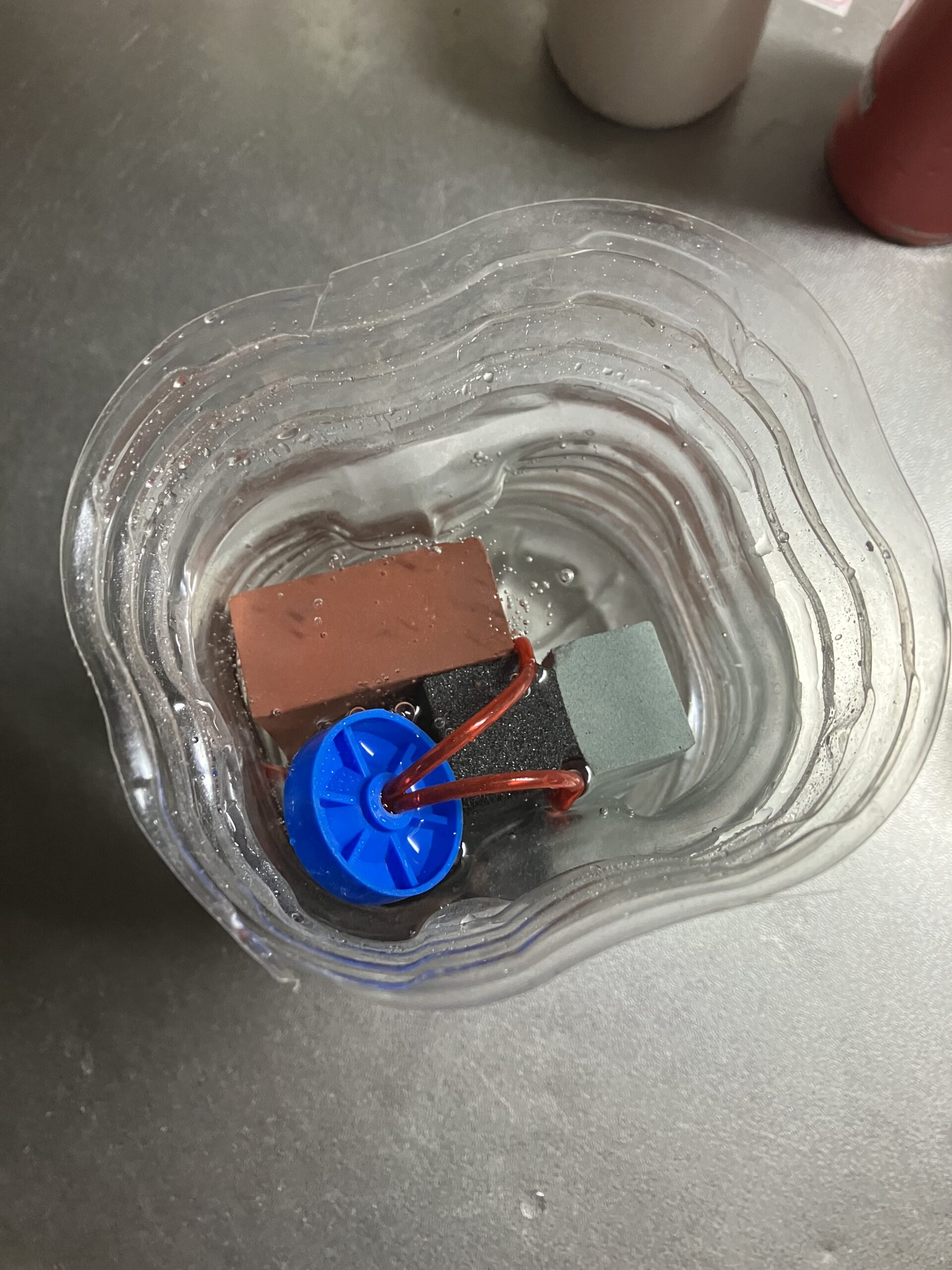 大鎌を研ぐ前に砥石を水に浸けている様子