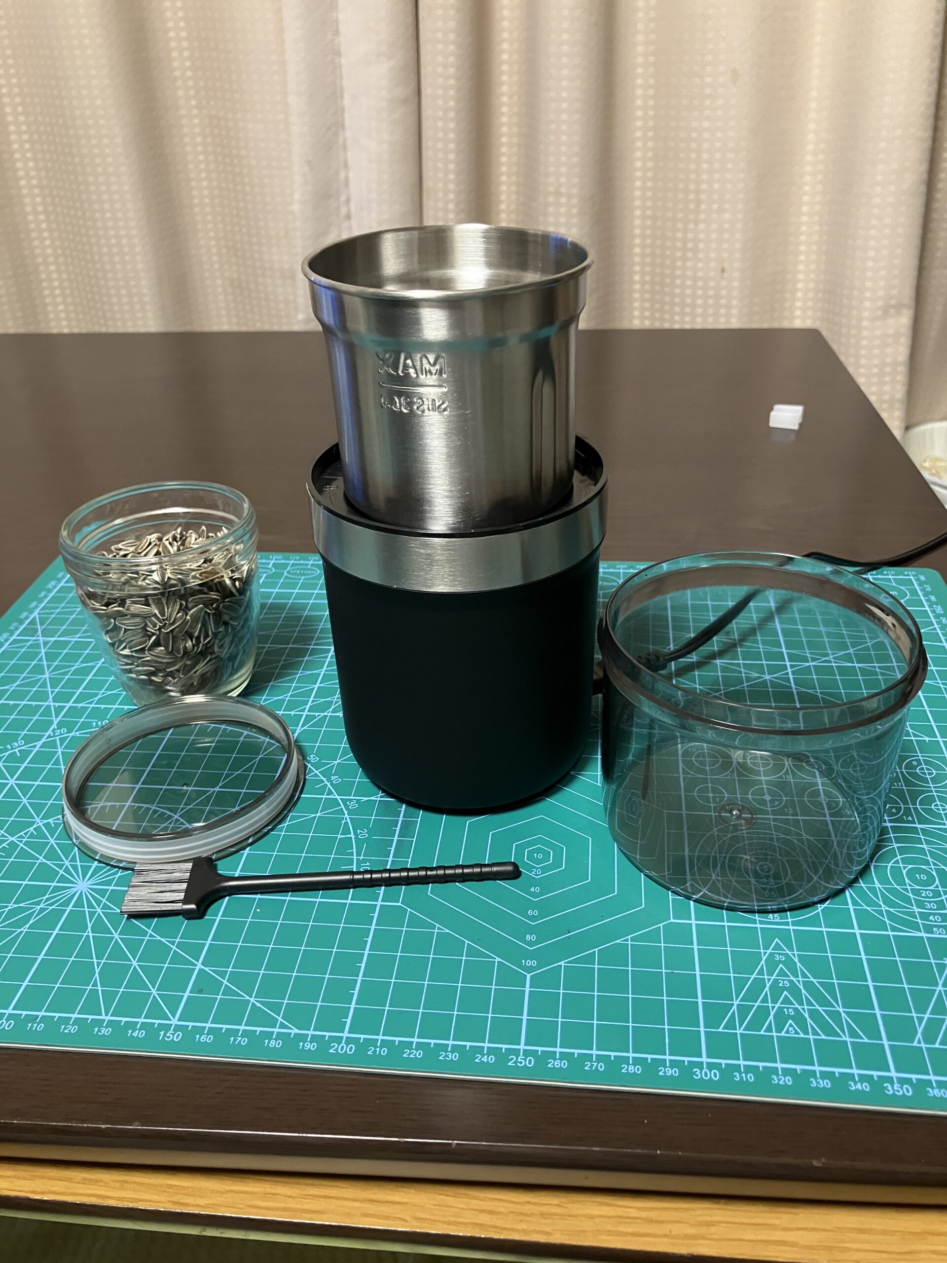 ヒマワリの種を粉砕するために使用した電動コーヒーミル