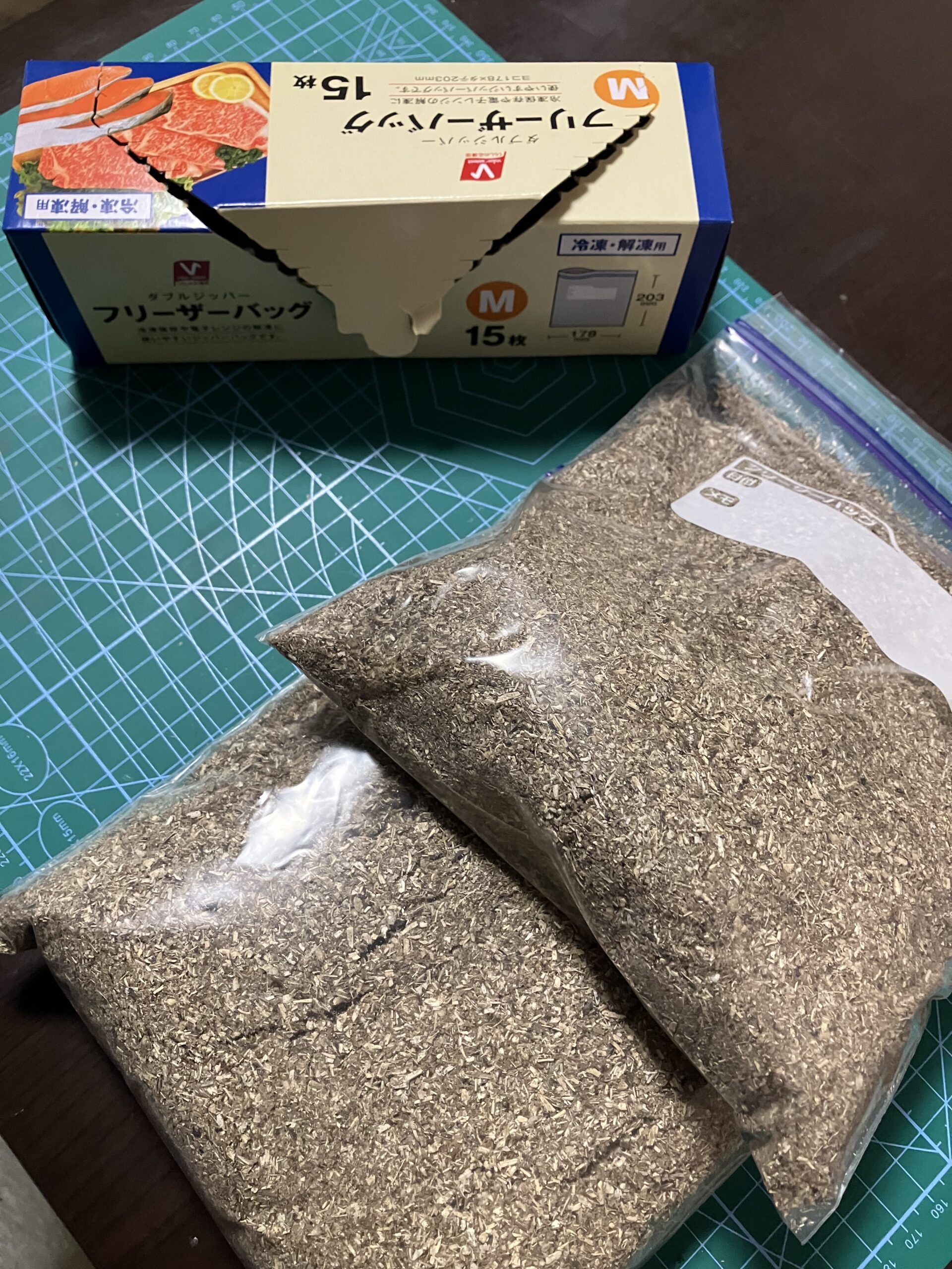 粉砕したヒマワリの種をジップロックに入れて保管している様子